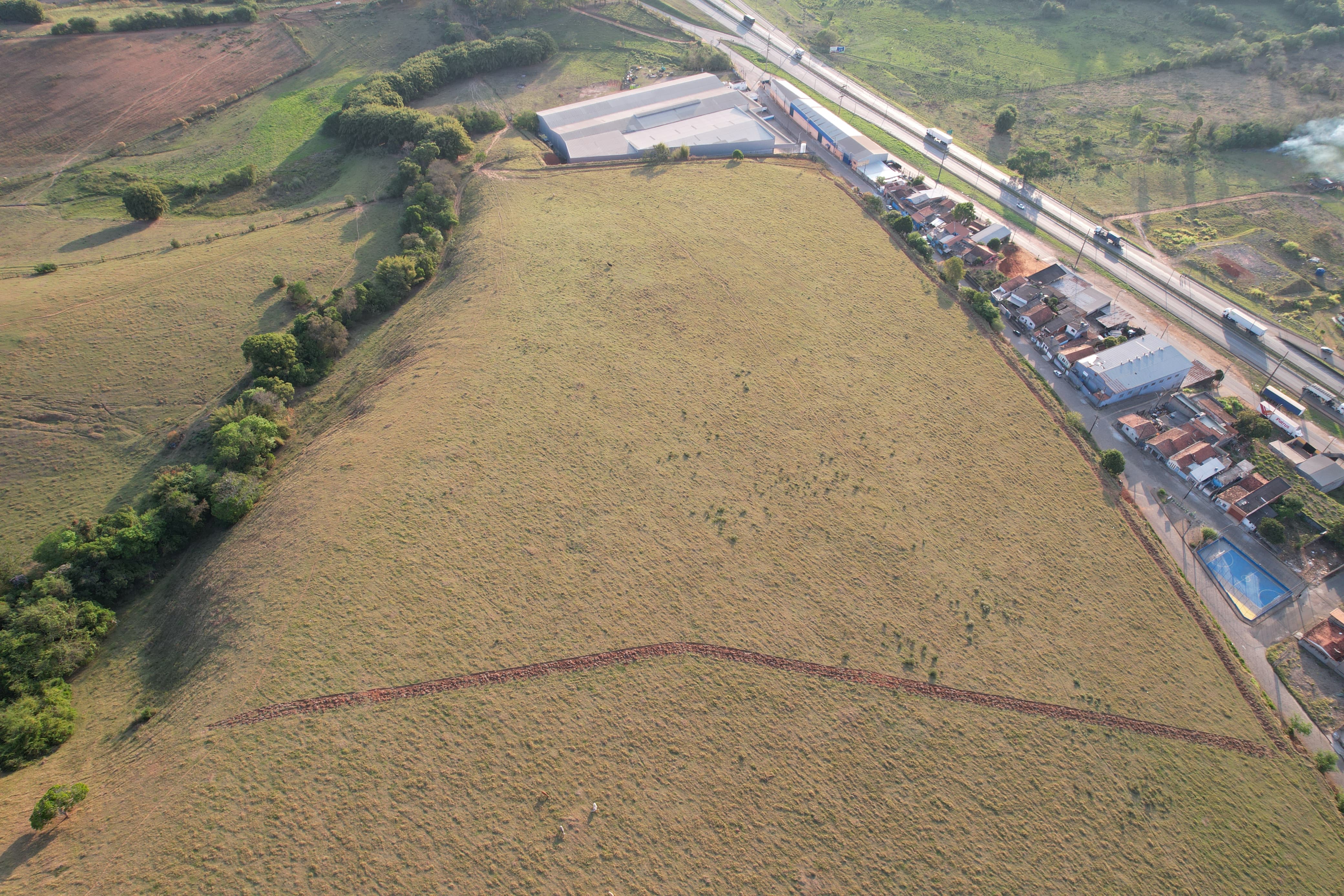 Terreno para indústria plano, permitida a utilização mista. | Cambuí - MG