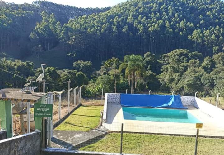 Chácara, casa com 4 quartos, piscina, nascente 8 km da cidade | Camanducaia - MG