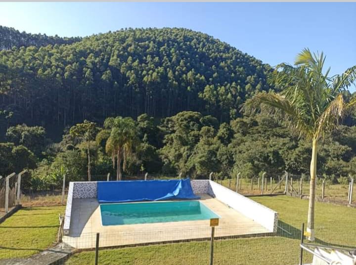 Chácara, casa com 4 quartos, piscina, nascente 8 km da cidade | Camanducaia - MG