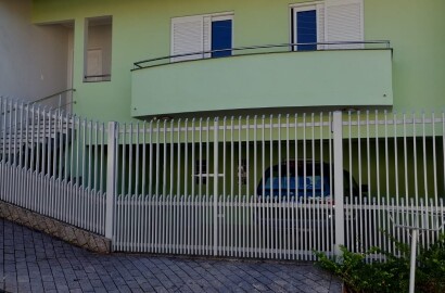 casa com 3 quartos, 3 salas, garagem, em bairro nobre na cidade de Bragança Paulista