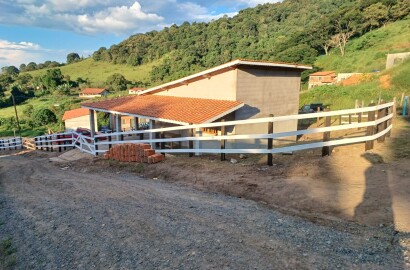 Linda casa novinha no município de Camanducaia-MG Código 1089