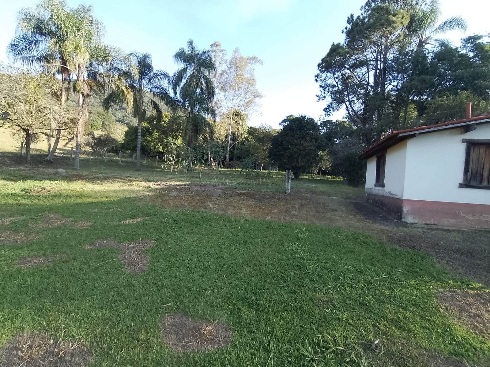 Fazendinha para empreendimento turístico, com varias casas, piscina, nascentes, lago Código 1101