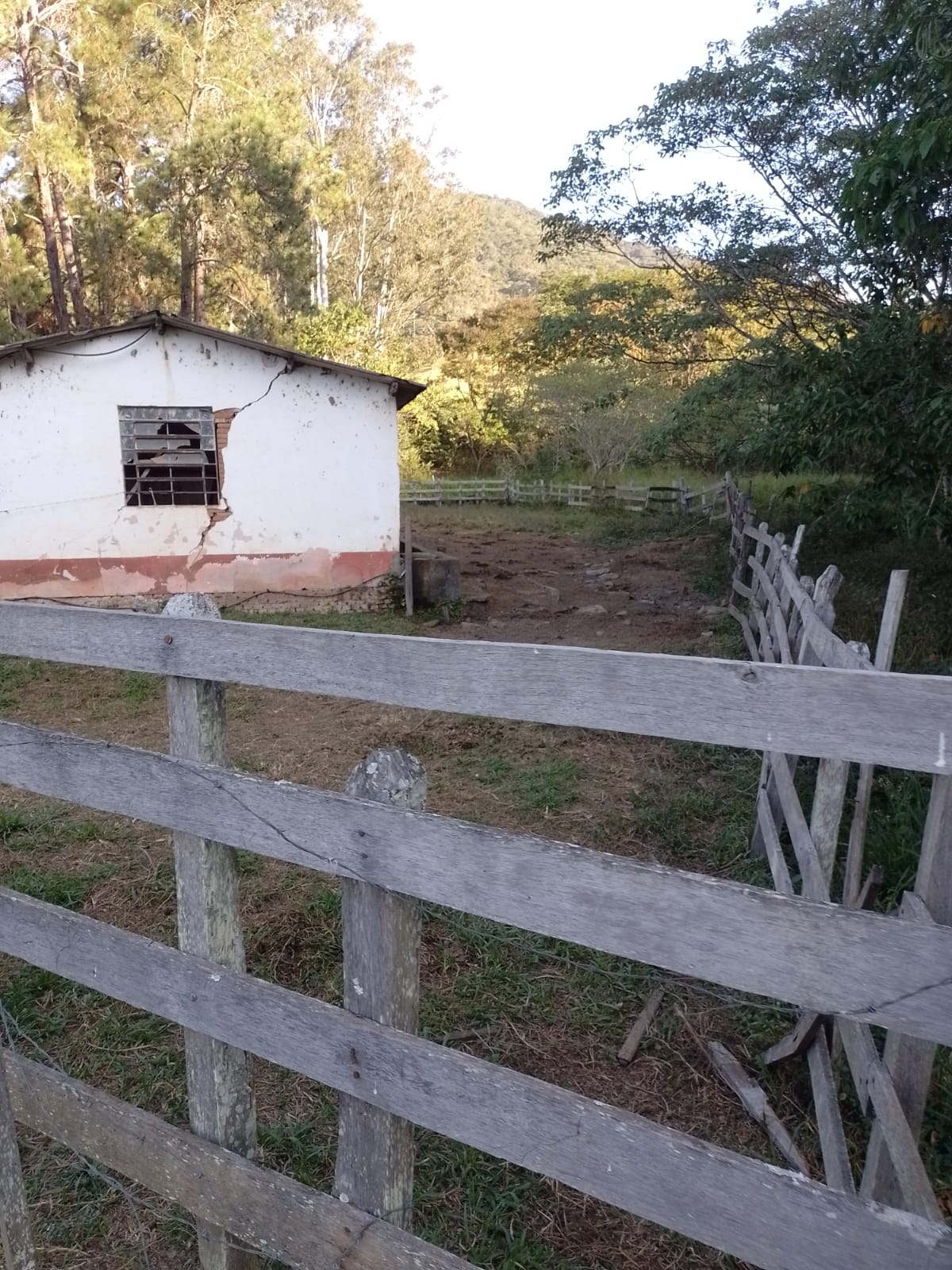 Fazendinha para empreendimento turístico, com varias casas, piscina, nascentes, lago Código 1101