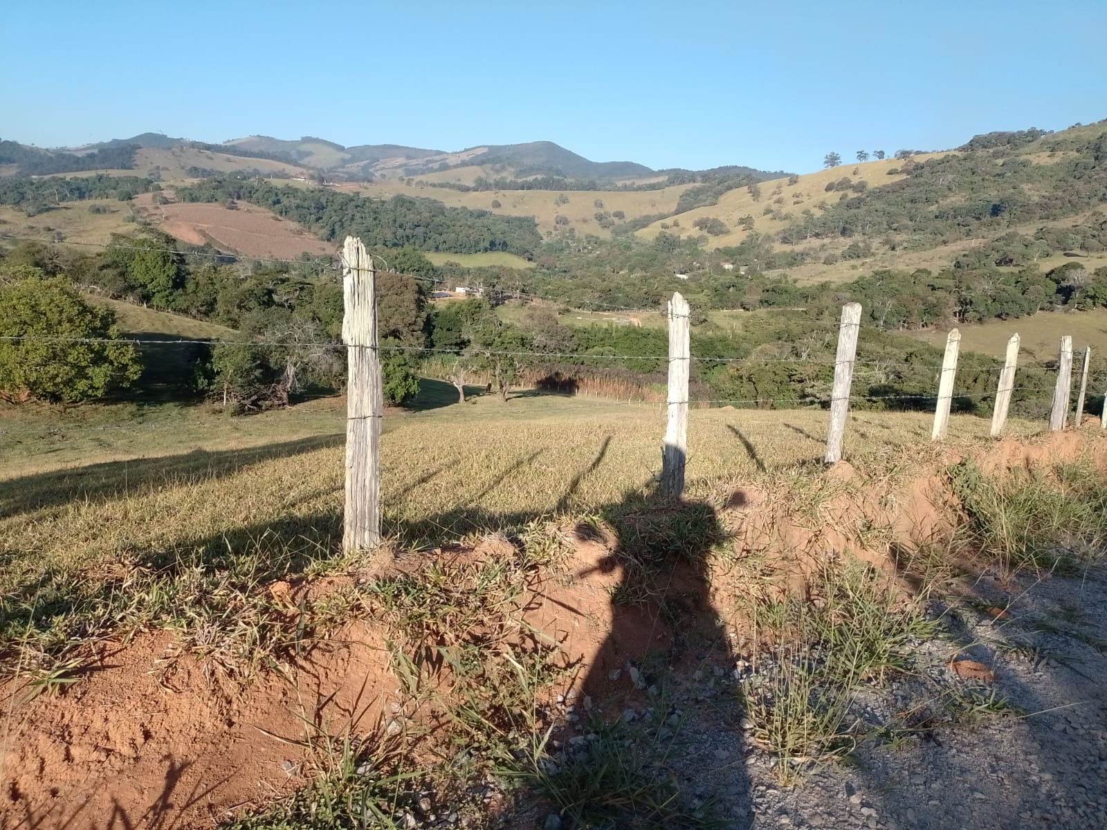 Fazendinha para empreendimento turístico, com varias casas, piscina, nascentes, lago Código 1101