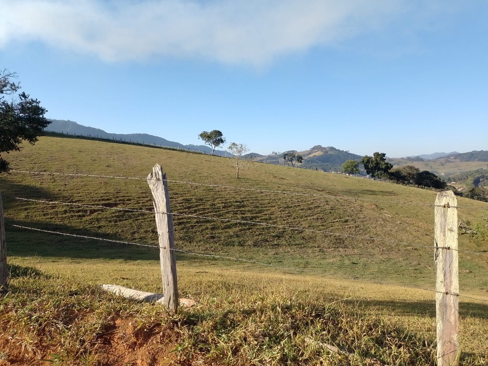 Fazendinha para empreendimento turístico, com varias casas, piscina, nascentes, lago Código 1101