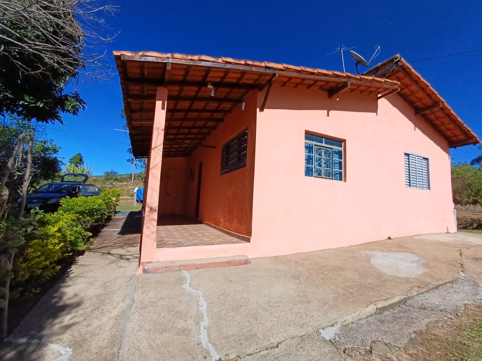 Chácara - casa com varanda, churrasqueira; horta, pomar | Munhóz - MG | Código 1107