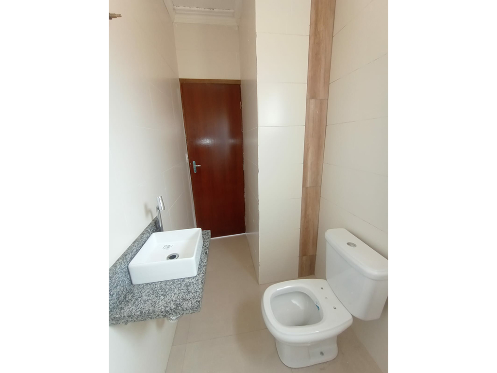 Casa tipo sobrado com 02 dormitórios, sala, cozinha, WC social, lavanderia e lavabo em Extrema MG