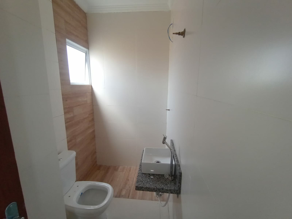 Casa tipo sobrado com 02 dormitórios, sala, cozinha, WC social, lavanderia e lavabo em Extrema MG