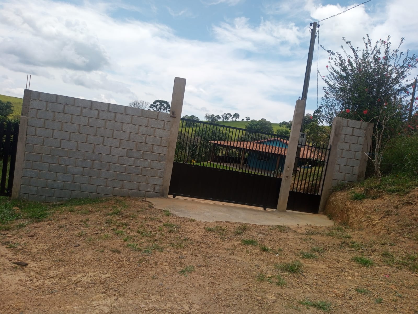 Chácara | casa com 4 quartos, 2 banheiros, lago, pomar. bom local em Munhoz - MG