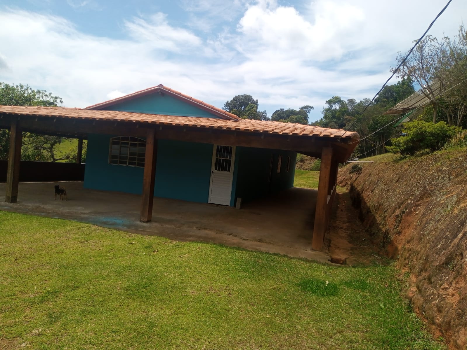 Chácara | casa com 4 quartos, 2 banheiros, lago, pomar. bom local em Munhoz - MG