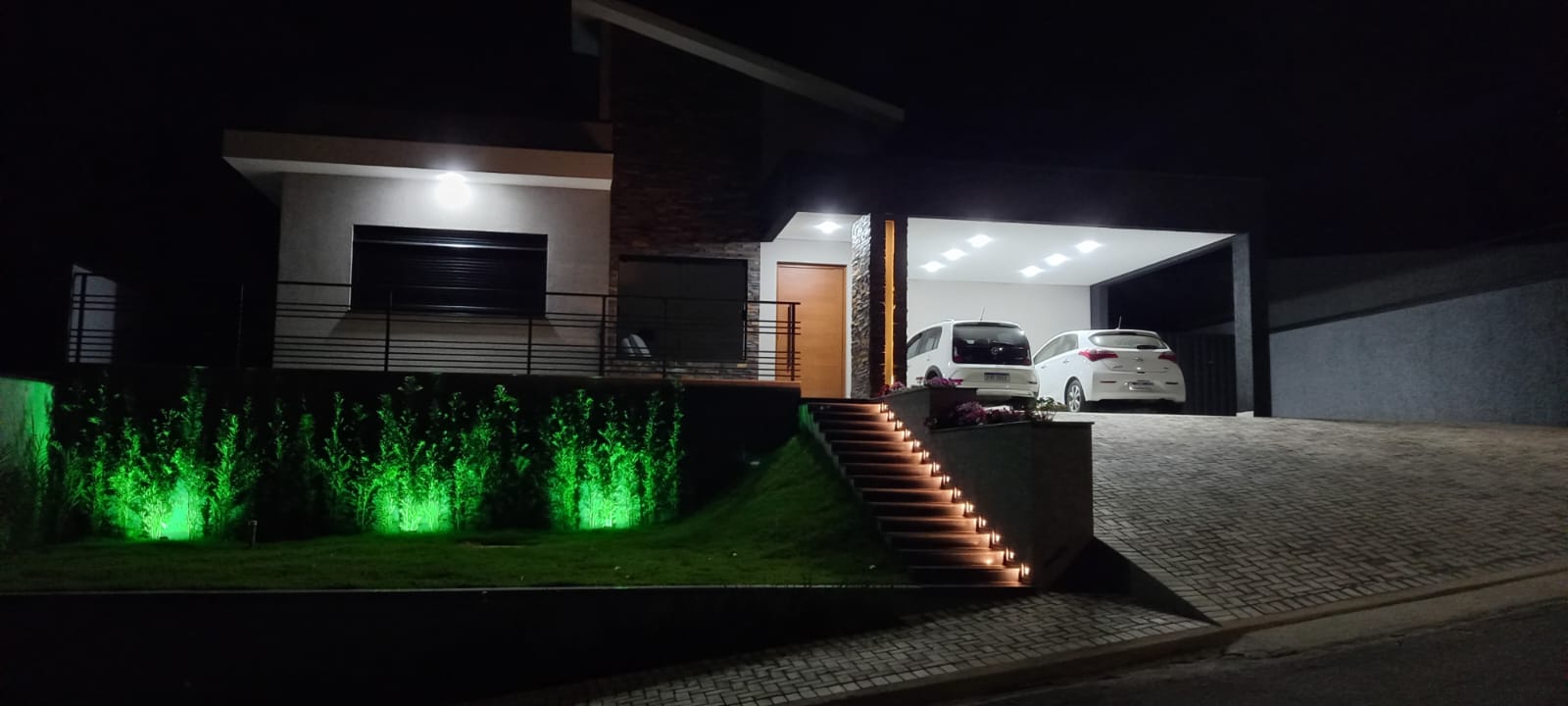 Ampla Residência Moderna com Área Gourmet e Piscina Iluminada em Terreno de 1.058m² Código 1128