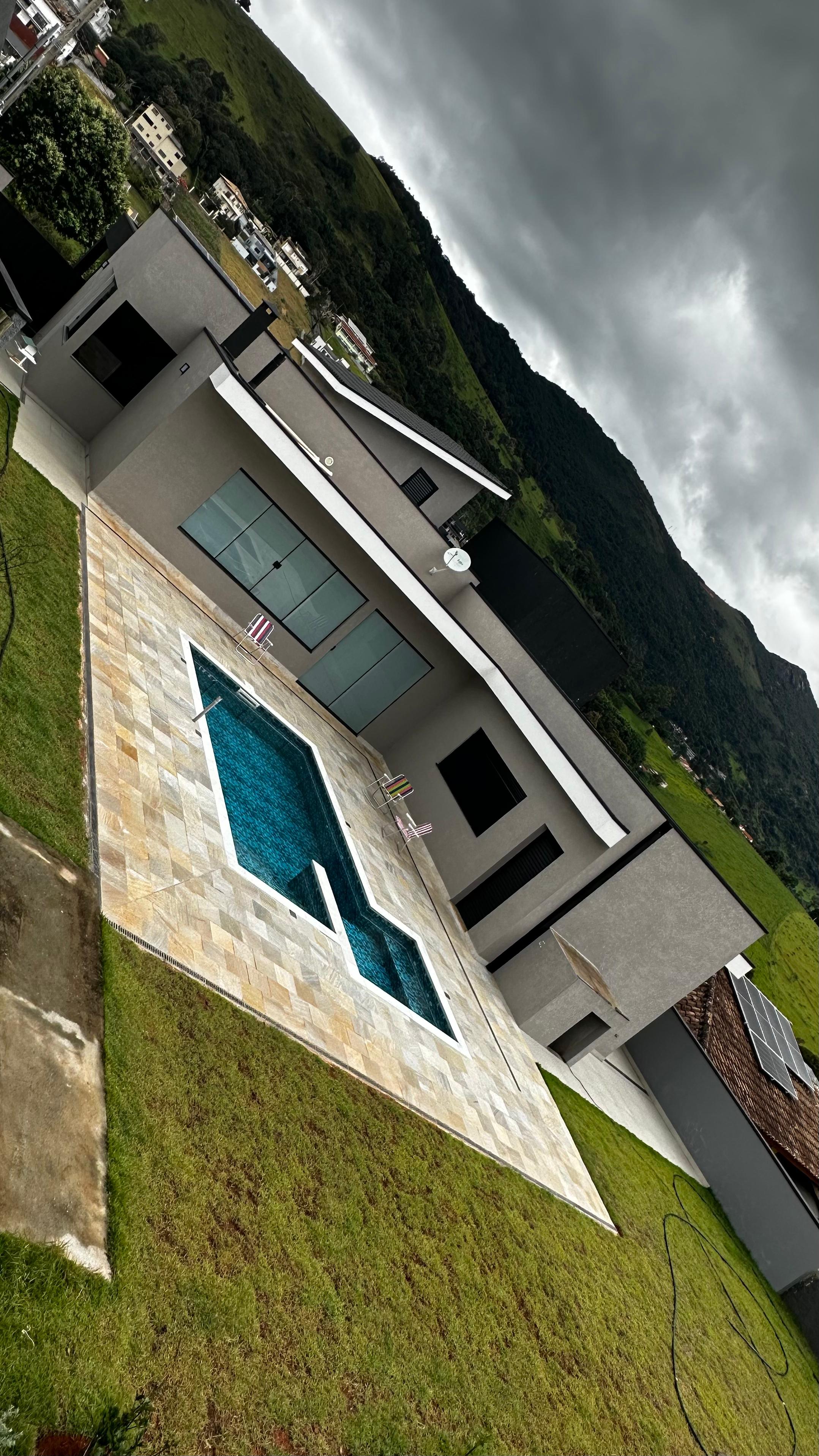 Ampla Residência Moderna com Área Gourmet e Piscina Iluminada em Terreno de 1.058m² Código 1128