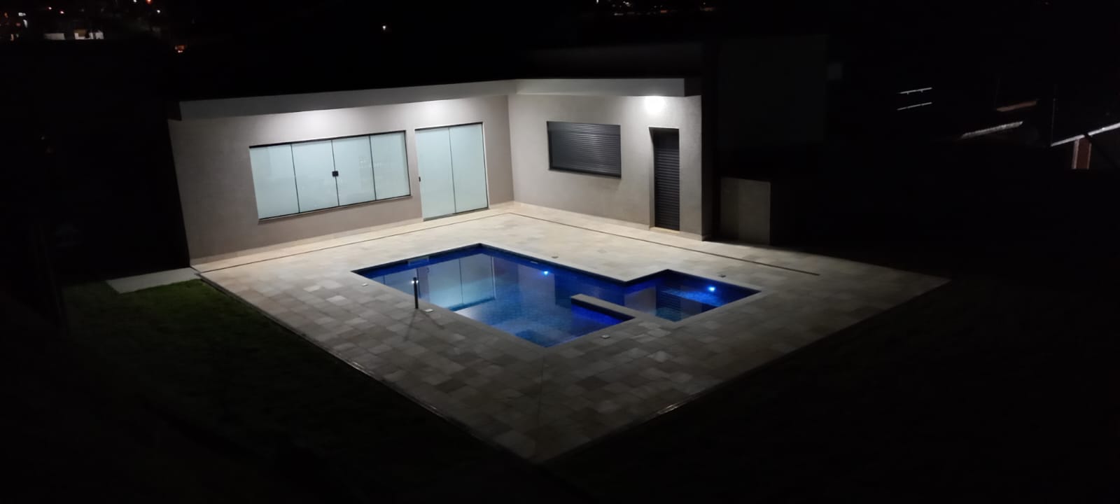 Ampla Residência Moderna com Área Gourmet e Piscina Iluminada em Terreno de 1.058m² Código 1128