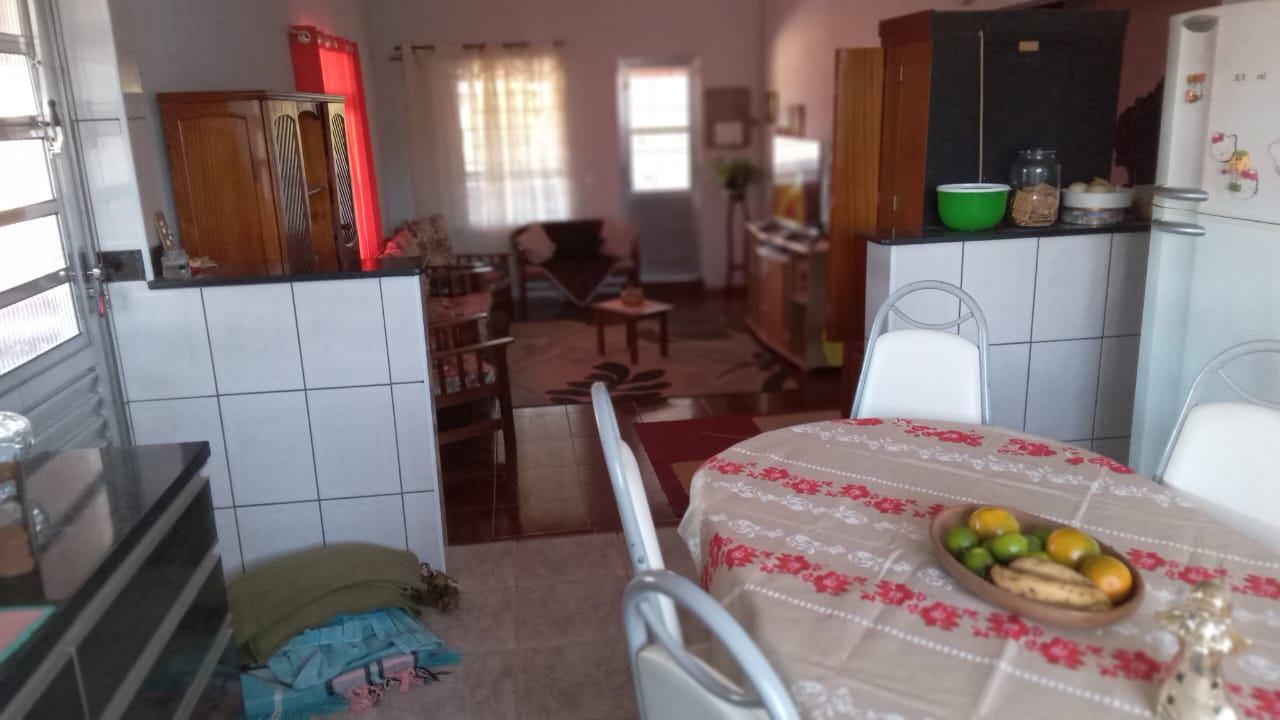 Belíssima chácara localizada em Munhoz, a 12 km da cidade com casa, piscina, pomar Cod. 1146
