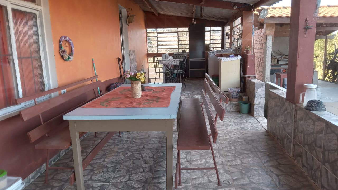 Belíssima chácara localizada em Munhoz, a 12 km da cidade com casa, piscina, pomar Cod. 1146