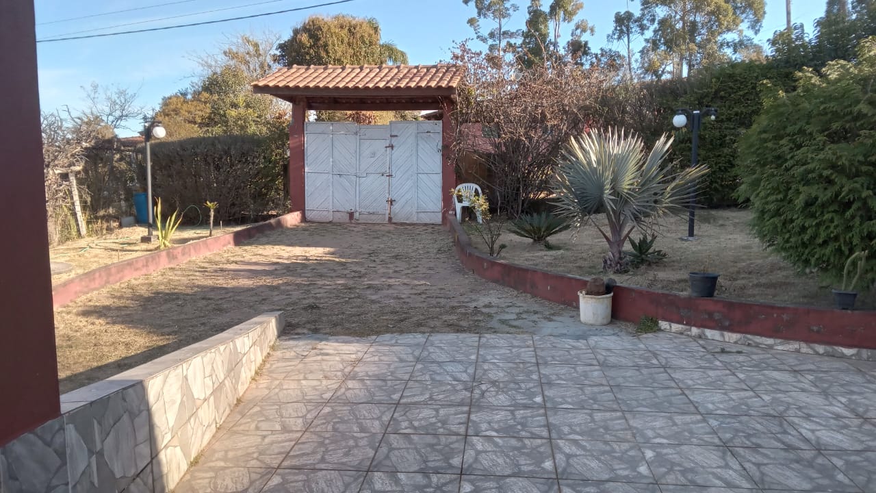 Belíssima chácara localizada em Munhoz, a 12 km da cidade com casa, piscina, pomar Cod. 1146