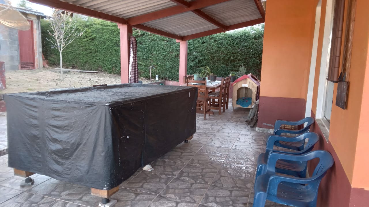 Belíssima chácara localizada em Munhoz, a 12 km da cidade com casa, piscina, pomar Cod. 1146
