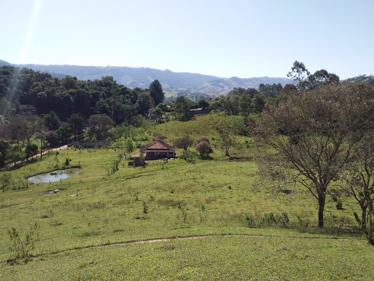 Sítio | Sítio - Casa de tijolo a vista, área gourmet, churrasqueira, lago | Itapeva - MG | código 1157