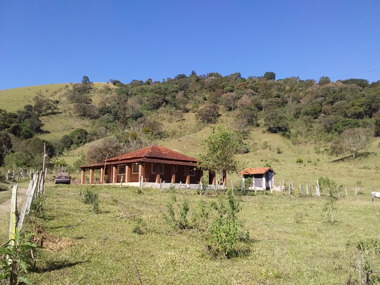 Sítio | Sítio - Casa de tijolo a vista, área gourmet, churrasqueira, lago | Itapeva - MG | código 1157