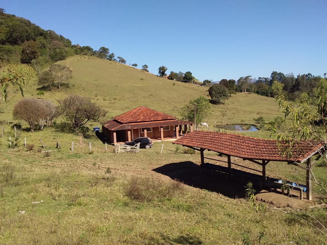 Sítio | Sítio - Casa de tijolo a vista, área gourmet, churrasqueira, lago | Itapeva - MG | código 1157
