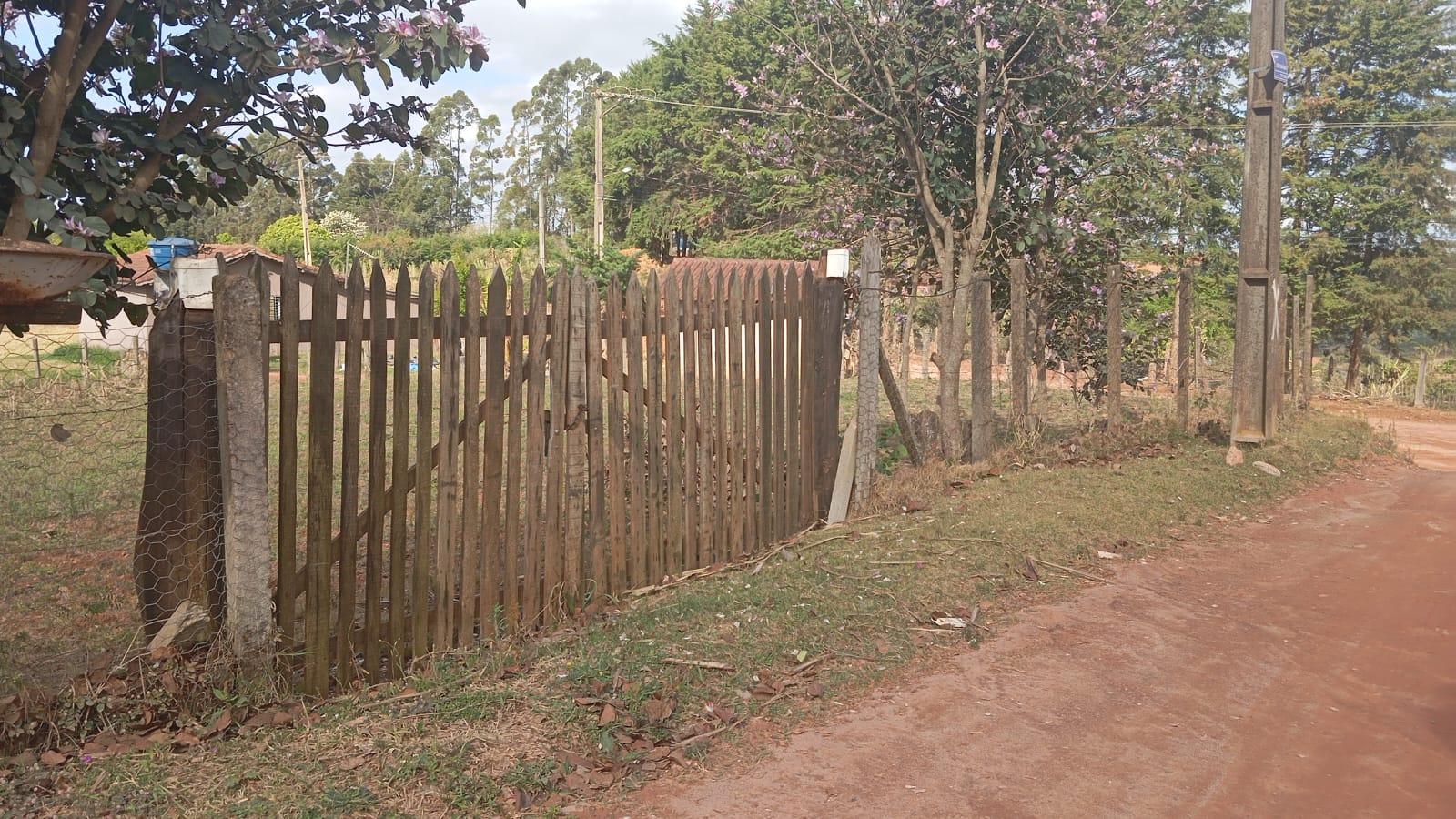 Terreno 2.750m² de esquina cercado – Ideal para chácara, vista incrível - em Munhoz - MG cod1186