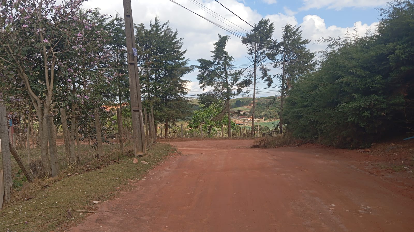 Terreno 2.750m² de esquina cercado – Ideal para chácara, vista incrível - em Munhoz - MG cod1186