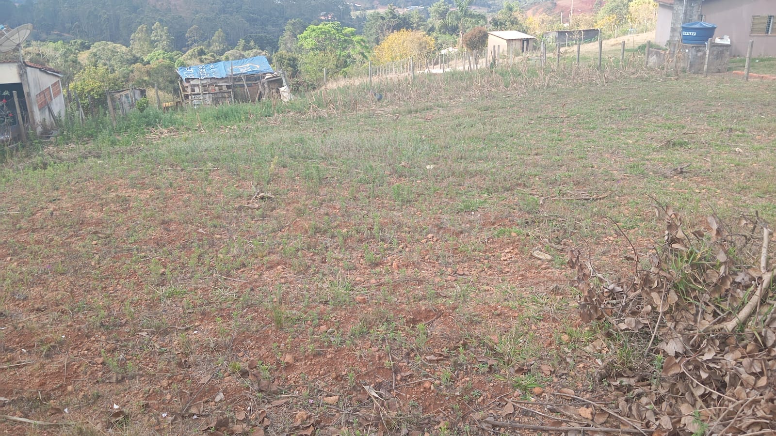 Terreno 2.750m² de esquina cercado – Ideal para chácara, vista incrível - em Munhoz - MG cod1186