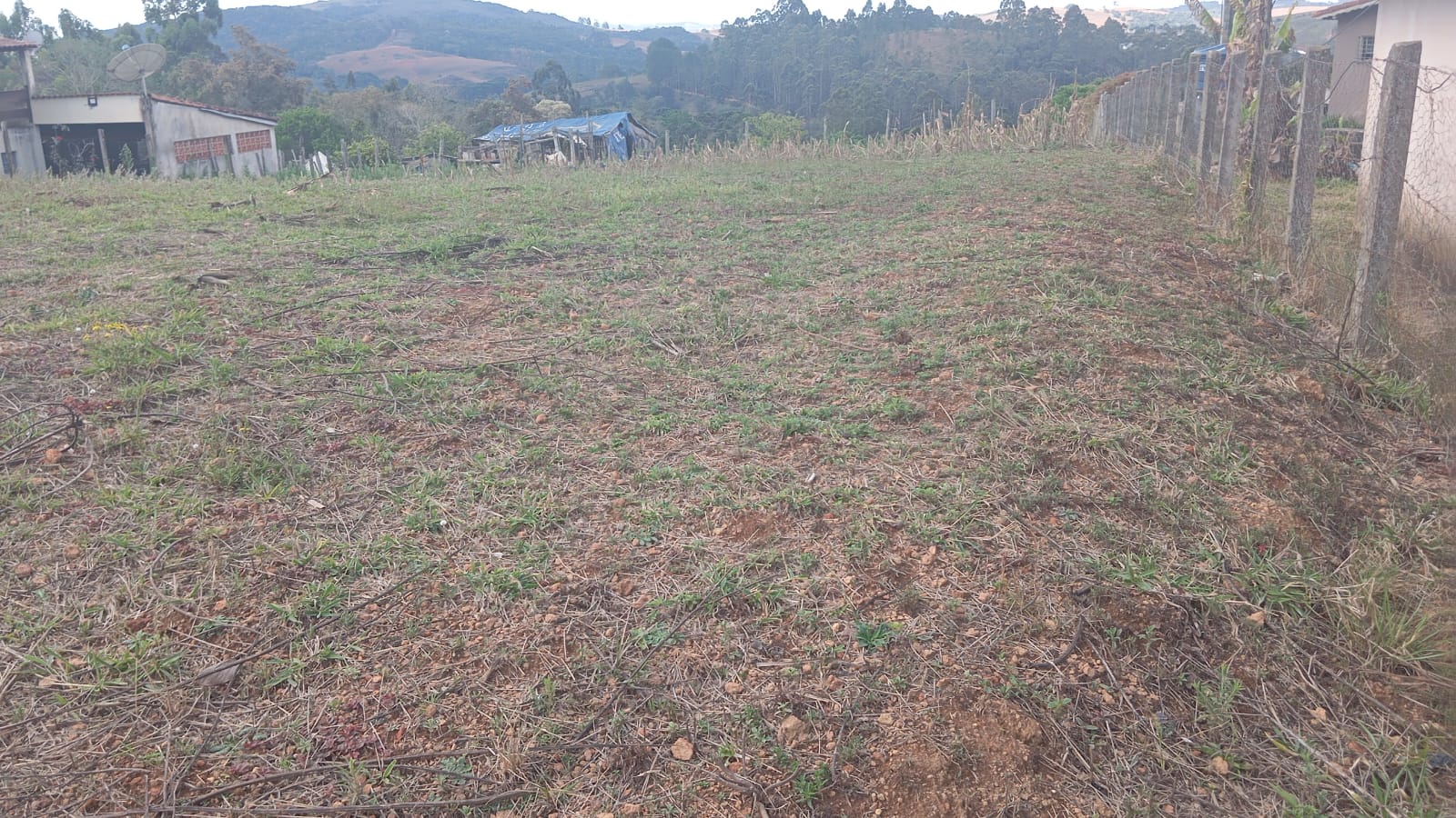 Terreno 2.750m² de esquina cercado – Ideal para chácara, vista incrível - em Munhoz - MG cod1186