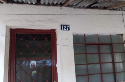 Casa no centro de Itapeva com 2 quartos, sala, cozinha, WC. | Itapeva - MG