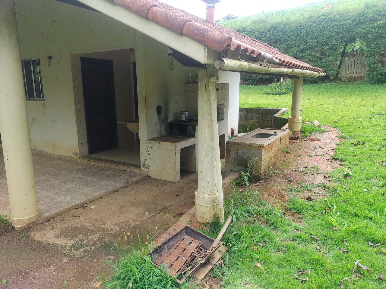 Chácara - casa de laje boa bem acabada. Poço, córrego | Itapeva - MG | código 786