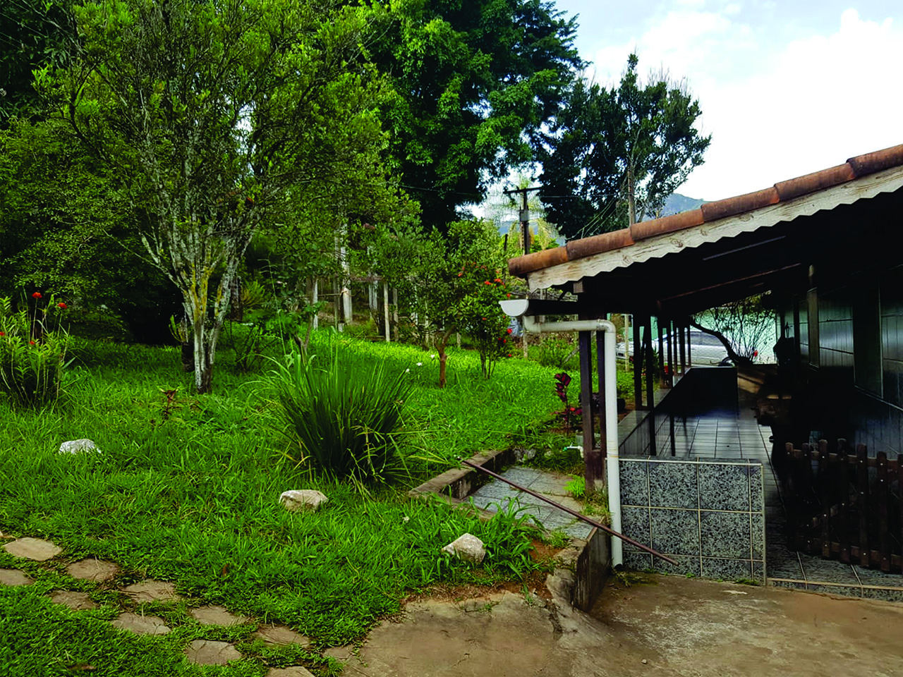 Chácara piscina, casa com 3 quartos, sala de estar e jantar, churrasqueira | Extrema - MG    | código 1014