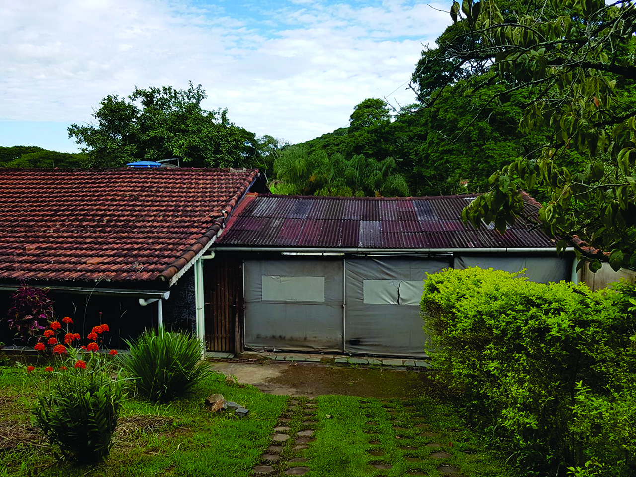 Chácara piscina, casa com 3 quartos, sala de estar e jantar, churrasqueira | Extrema - MG    | código 1014