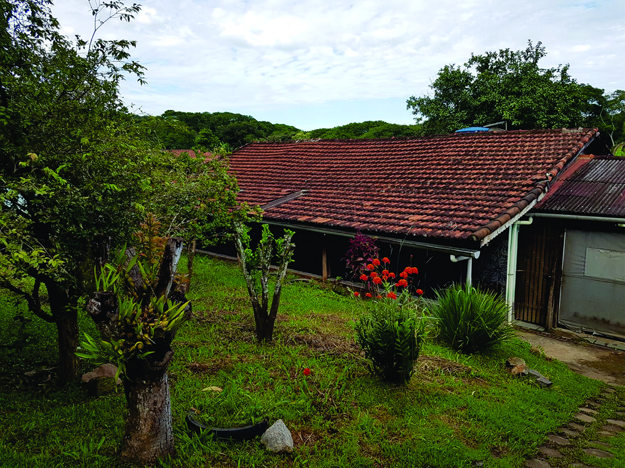 Chácara piscina, casa com 3 quartos, sala de estar e jantar, churrasqueira | Extrema - MG    | código 1014