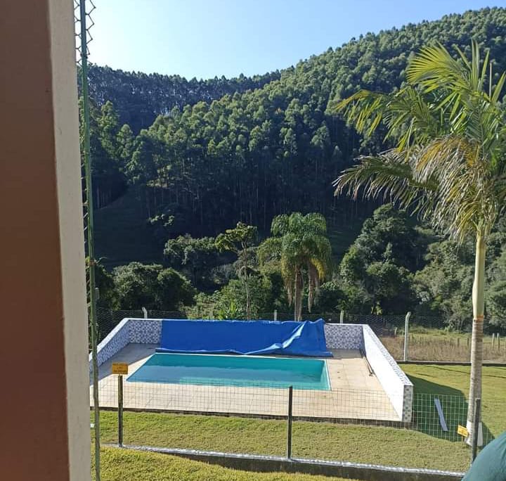 Chácara, casa com 4 quartos, piscina, nascente 8 km da cidade | Camanducaia - MG  | código 1044