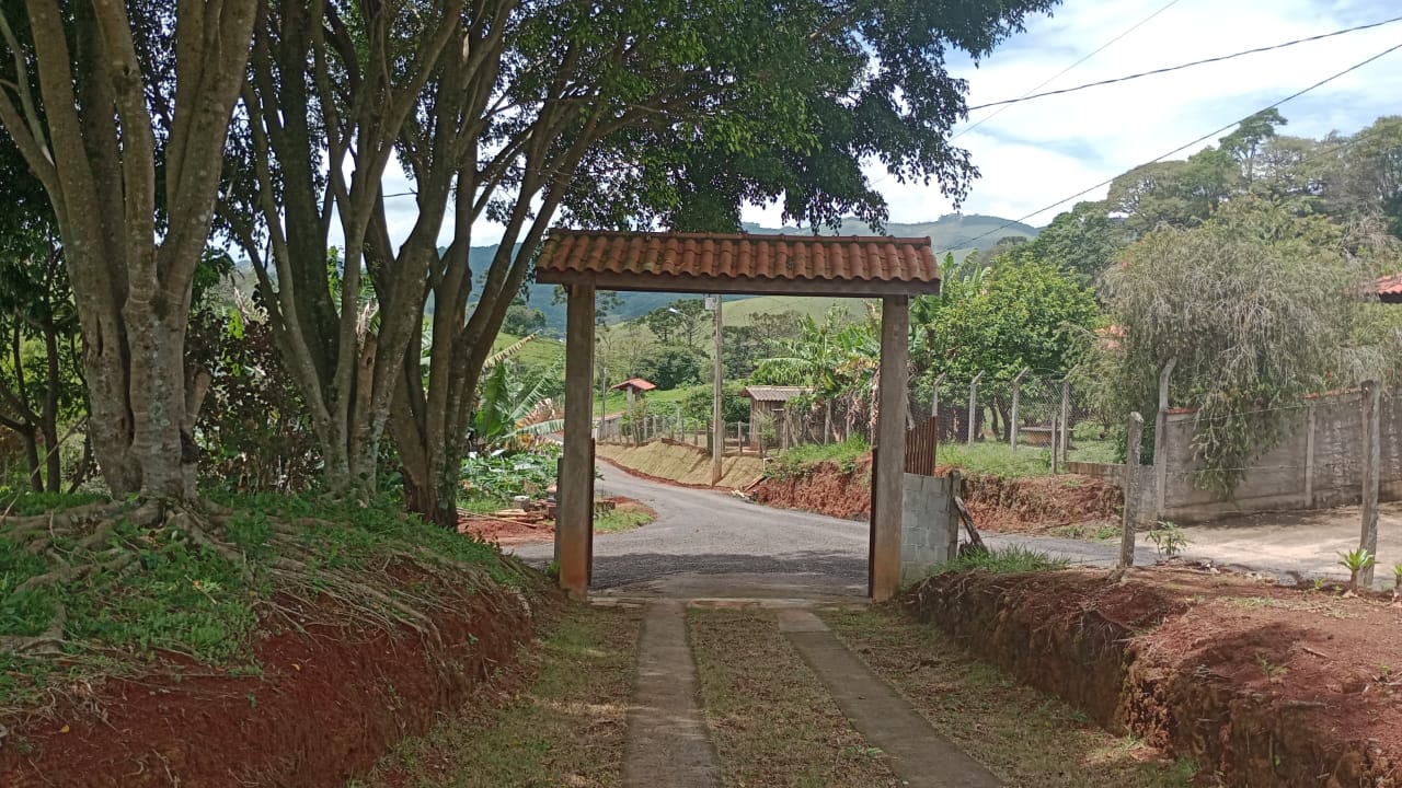 Chácara com casa avarandada, com 3 quartos .. localizada num bairro turístico | Extrema - MG  | código 1046