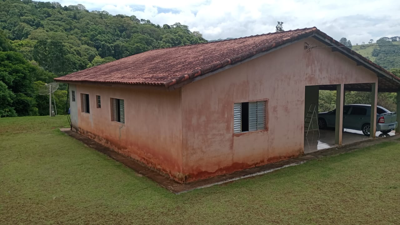 Chácara com casa avarandada, com 3 quartos .. localizada num bairro turístico | Extrema - MG  | código 1046