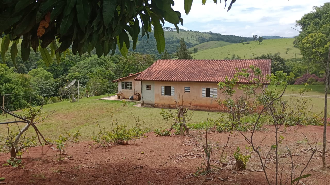 Chácara com casa avarandada, com 3 quartos .. localizada num bairro turístico | Extrema - MG  | código 1046