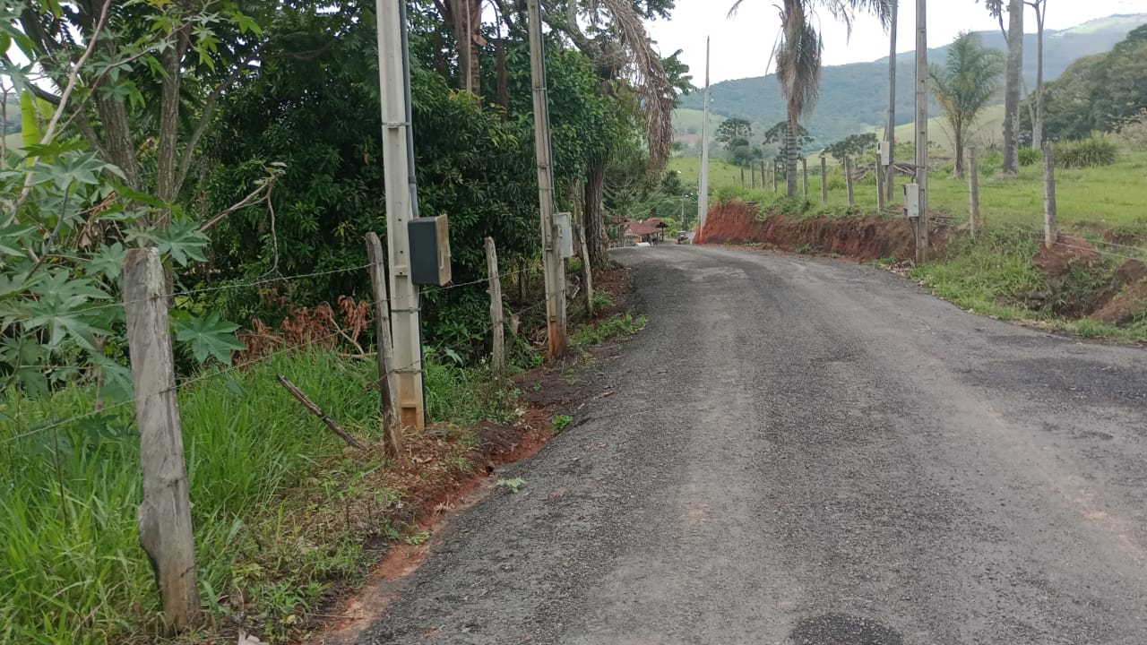 Chácara com casa avarandada, com 3 quartos .. localizada num bairro turístico | Extrema - MG  | código 1046