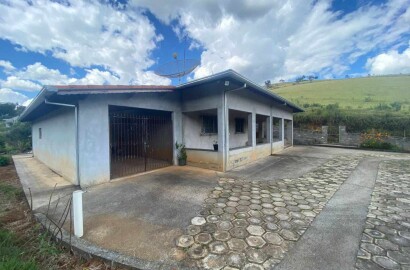 Chácara com vista linda ..local acolhedor. Área 4.200m² Casa com:  2 quartos, 2 banheiros | Toledo - MG  | código 1054