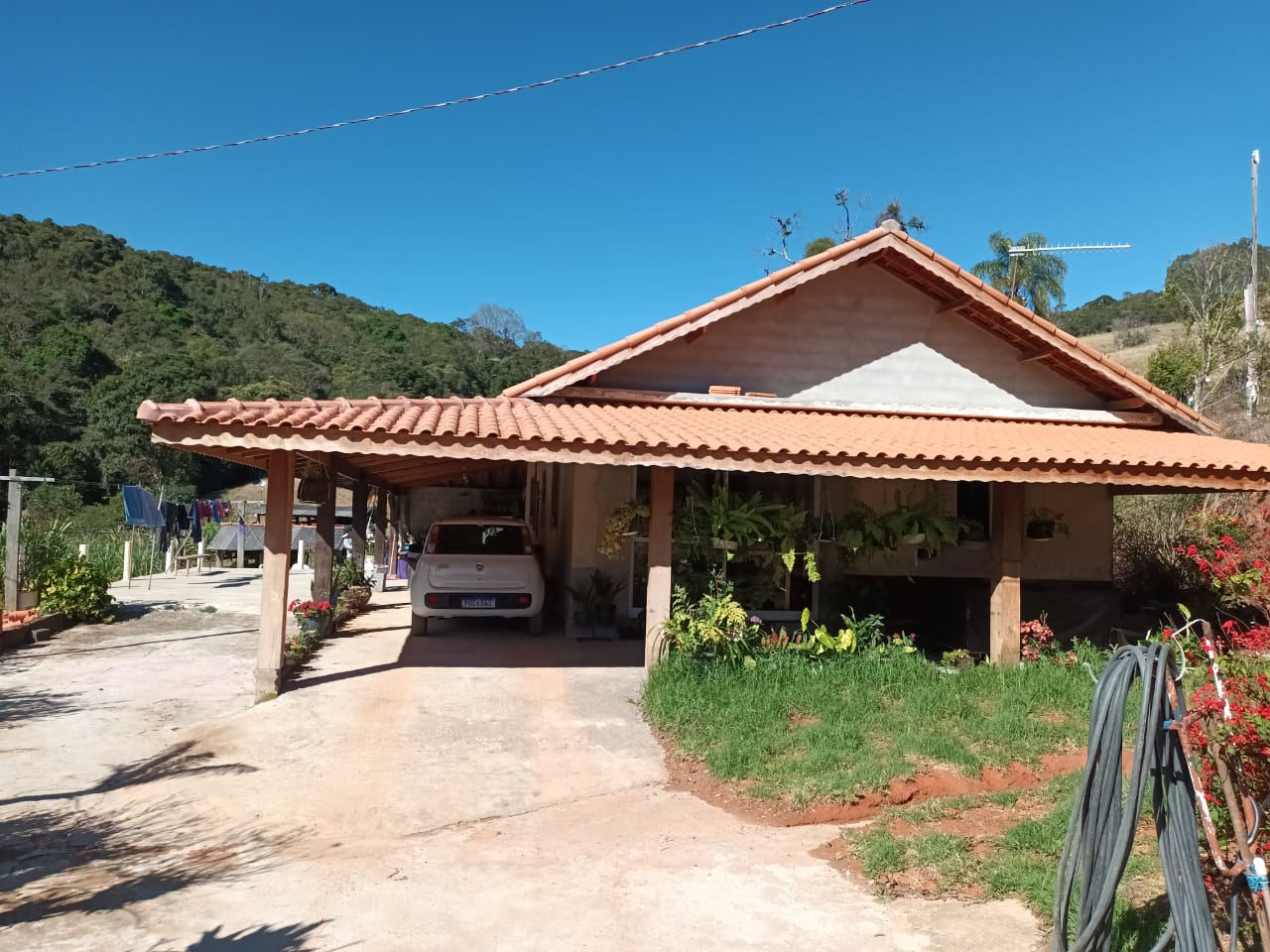 Sitio com água em abundancia; 2 casas bem construídas em Itapeva - MG | Código 1079