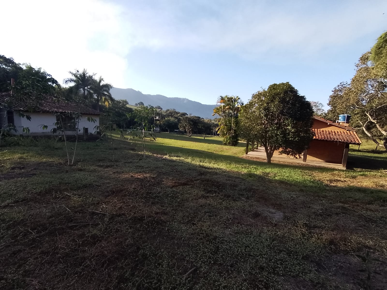 Fazendinha para empreendimento turístico, com varias casas, piscina, nascentes, lago Código 1101