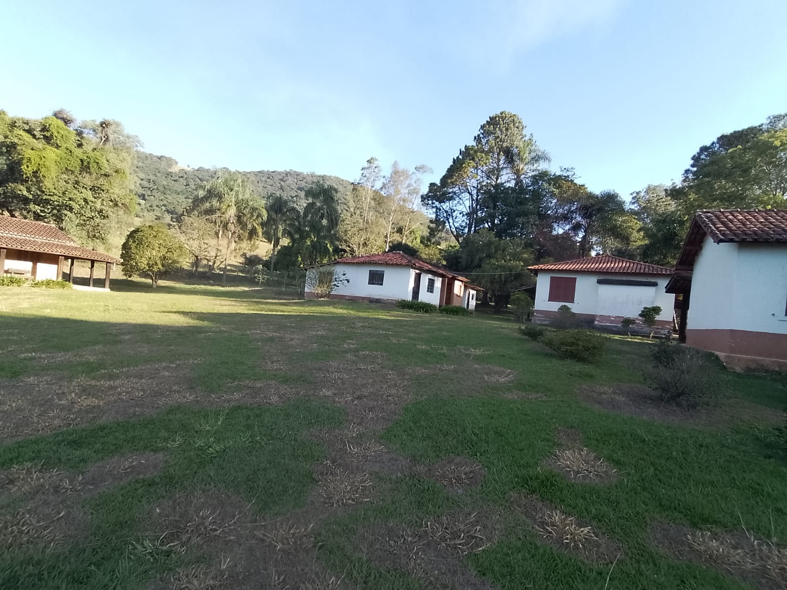 Fazendinha para empreendimento turístico, com varias casas, piscina, nascentes, lago Código 1101