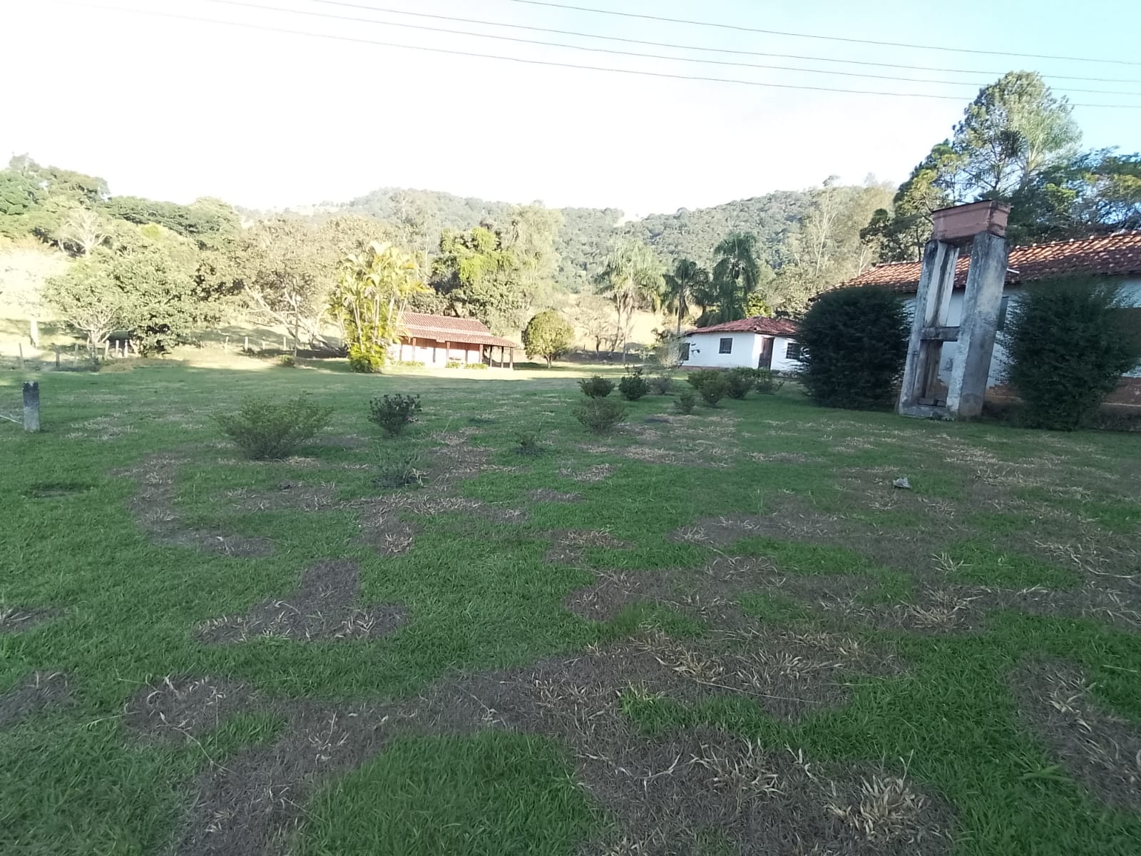 Fazendinha para empreendimento turístico, com varias casas, piscina, nascentes, lago Código 1101