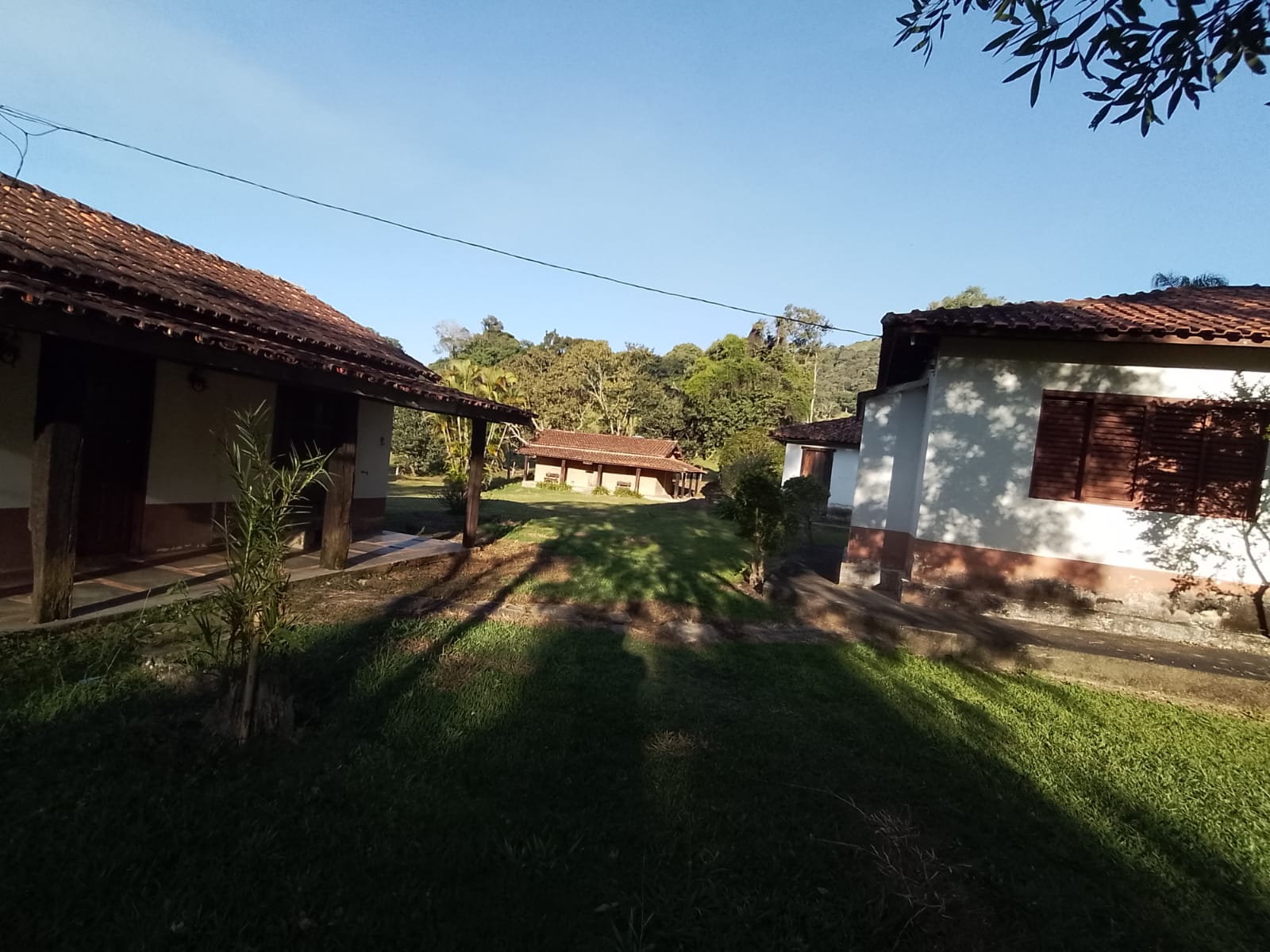 Fazendinha para empreendimento turístico, com varias casas, piscina, nascentes, lago Código 1101