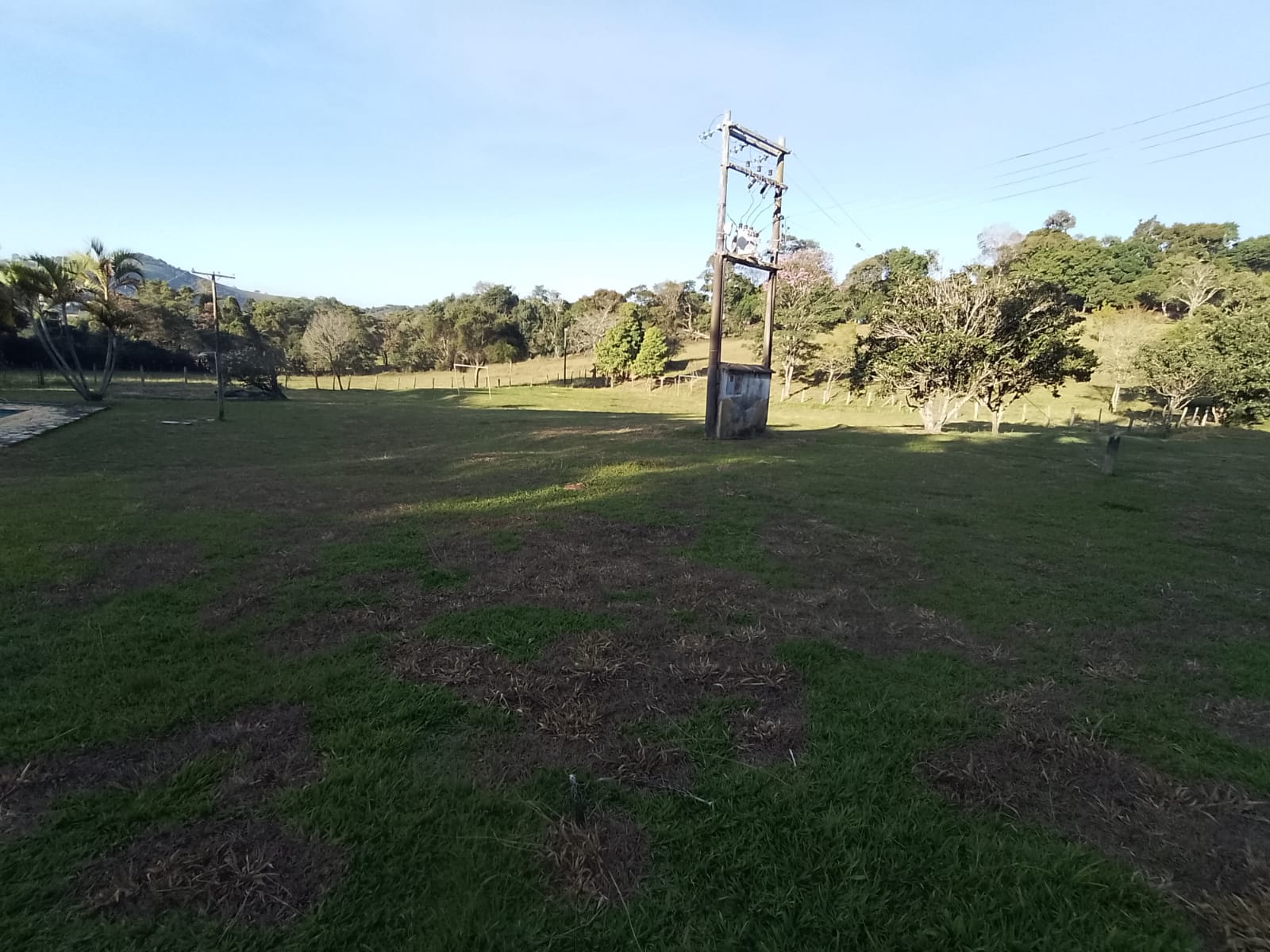 Fazendinha para empreendimento turístico, com varias casas, piscina, nascentes, lago Código 1101