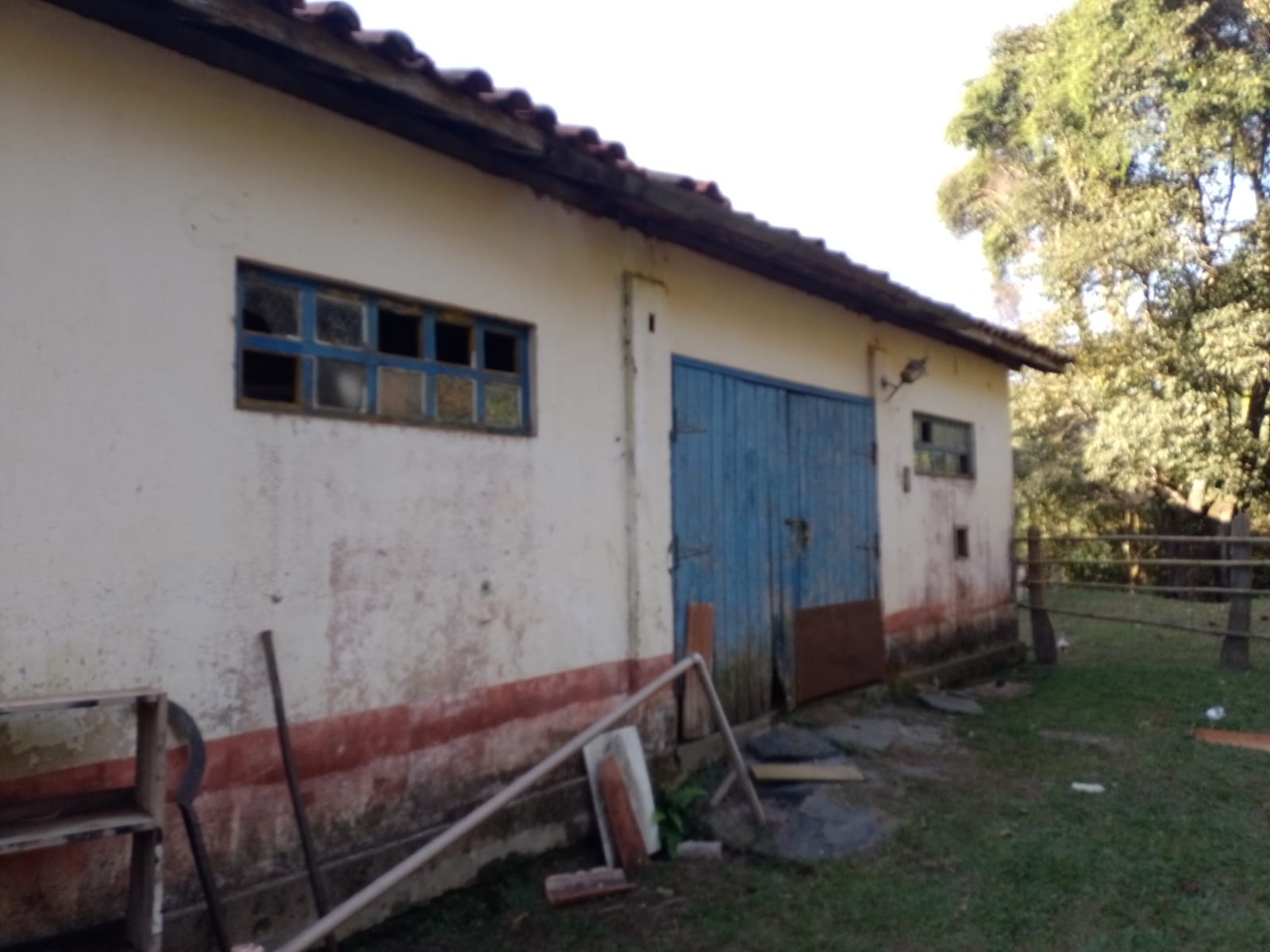 Fazendinha para empreendimento turístico, com varias casas, piscina, nascentes, lago Código 1101