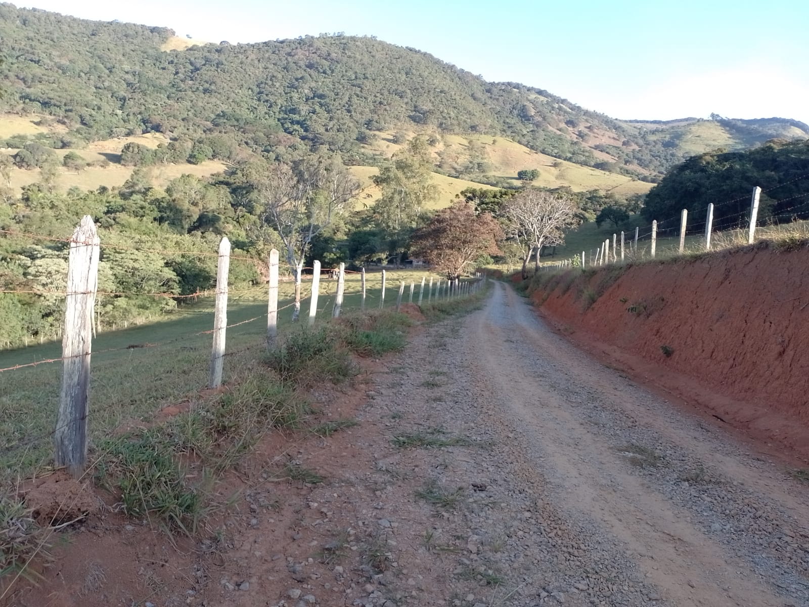 Fazendinha para empreendimento turístico, com varias casas, piscina, nascentes, lago Código 1101