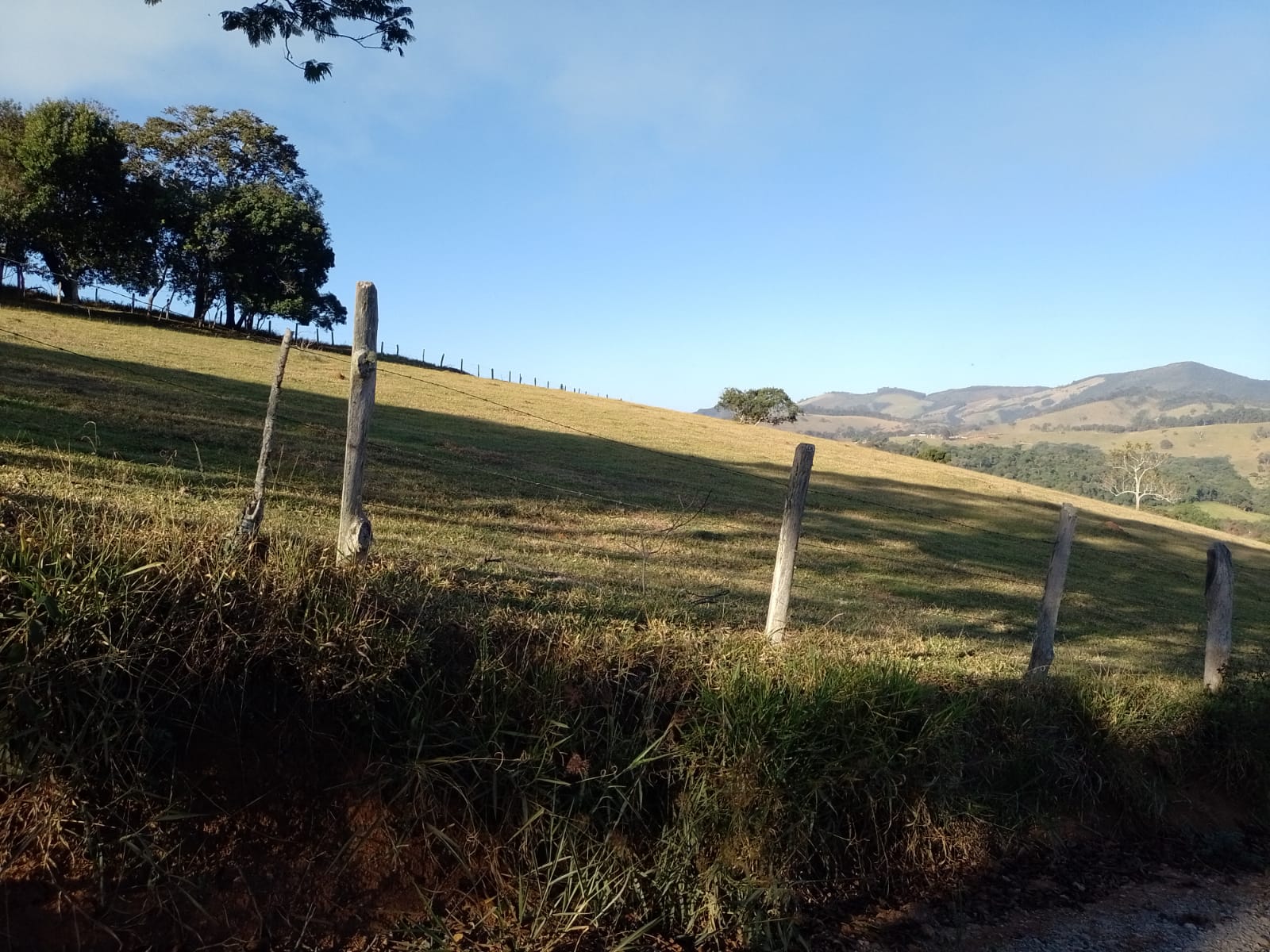 Fazendinha para empreendimento turístico, com varias casas, piscina, nascentes, lago Código 1101