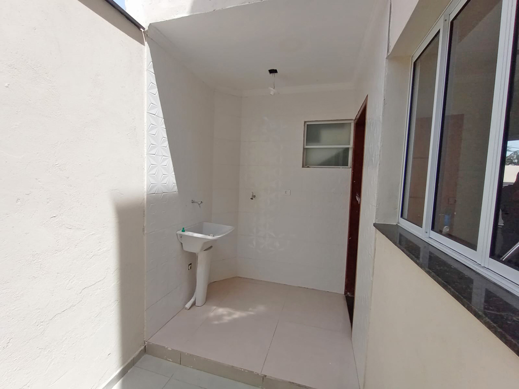 Casa tipo sobrado com 02 dormitórios, sala, cozinha, WC social, lavanderia e lavabo em Extrema MG