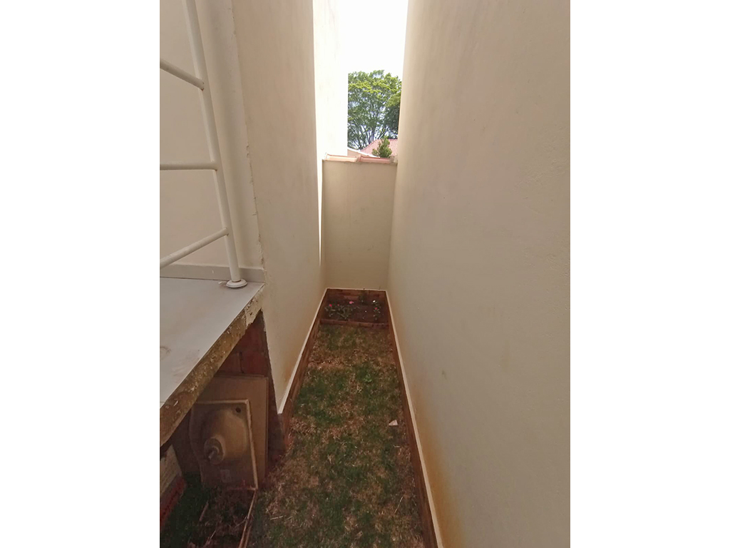 Casa tipo sobrado com 02 dormitórios, sala, cozinha, WC social, lavanderia e lavabo em Extrema MG